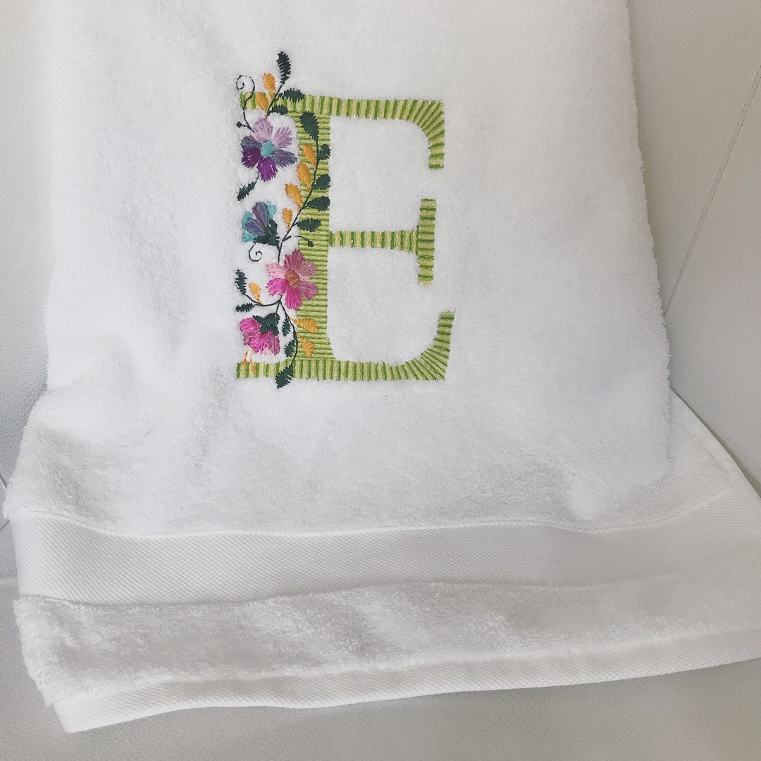 Punto de cruz toallas para bordar de lavabo en varios colores.