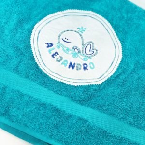 Toalla bordada para niños