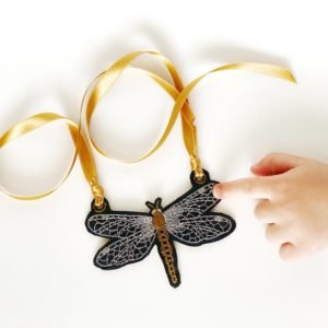 collar bordado libélula