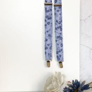Tirantes azules de flores y rayas